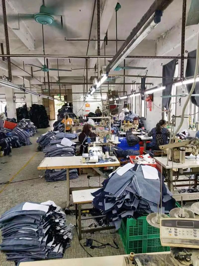 牛仔服裝廠是一種制作牛仔褲,夾克和其他牛仔服裝的工廠.